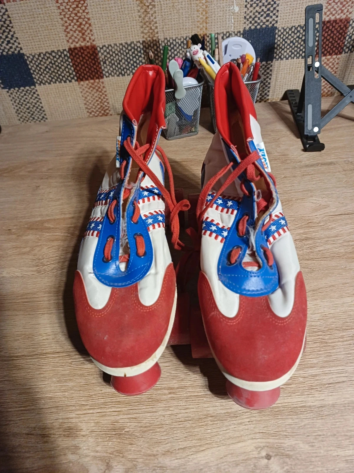 Vintage holy 45 roller skate pair – photo 2